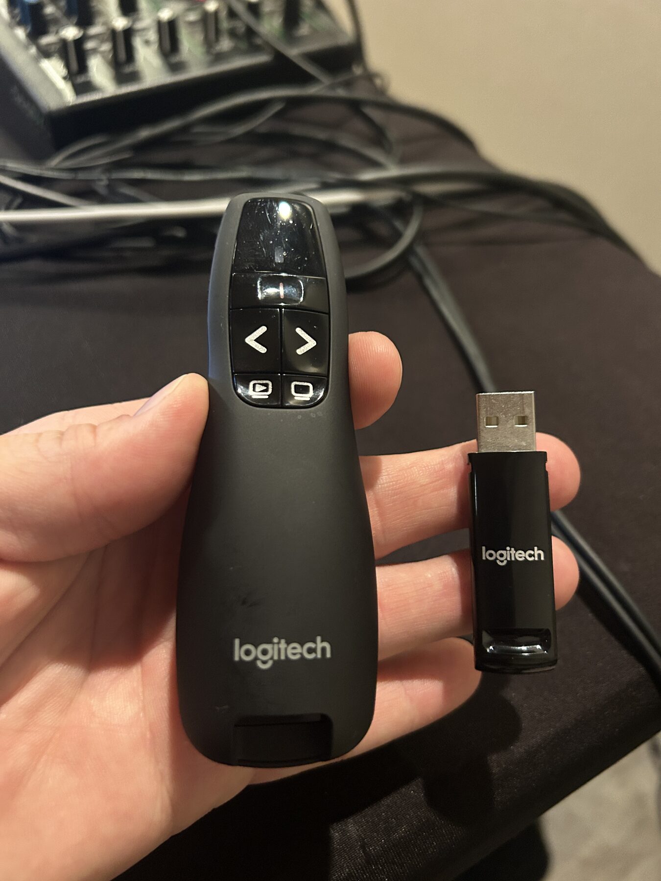 Wireless presenter clicker for advancing slides